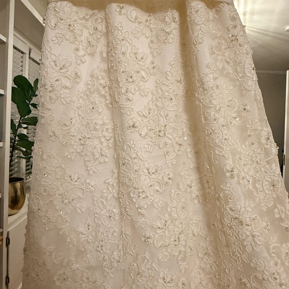 David’s Bridal Wedding Dress/ Gown Ivory lace and pearls - Picture 7 of 14